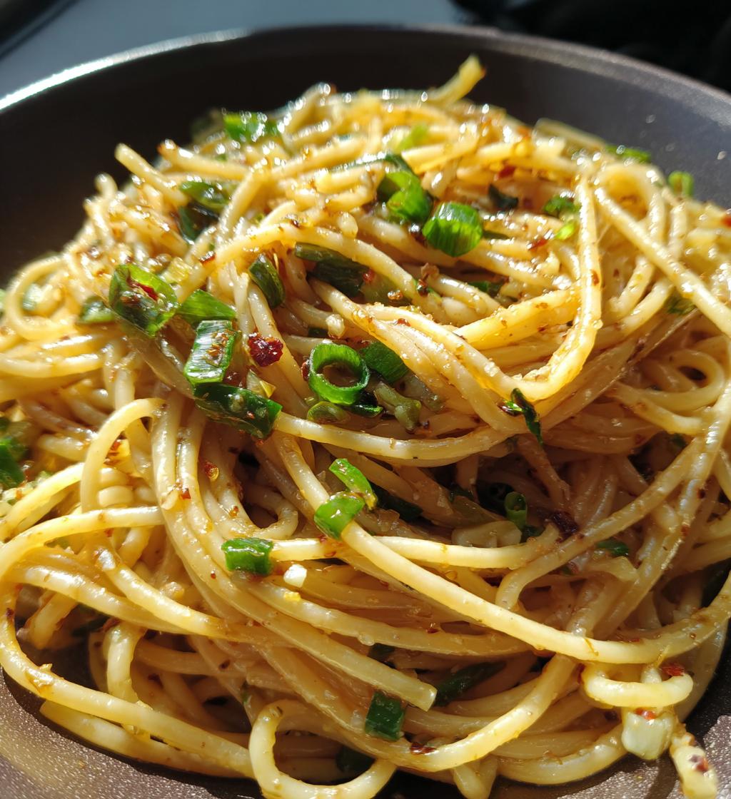 buttery garlic noodles - detail 1