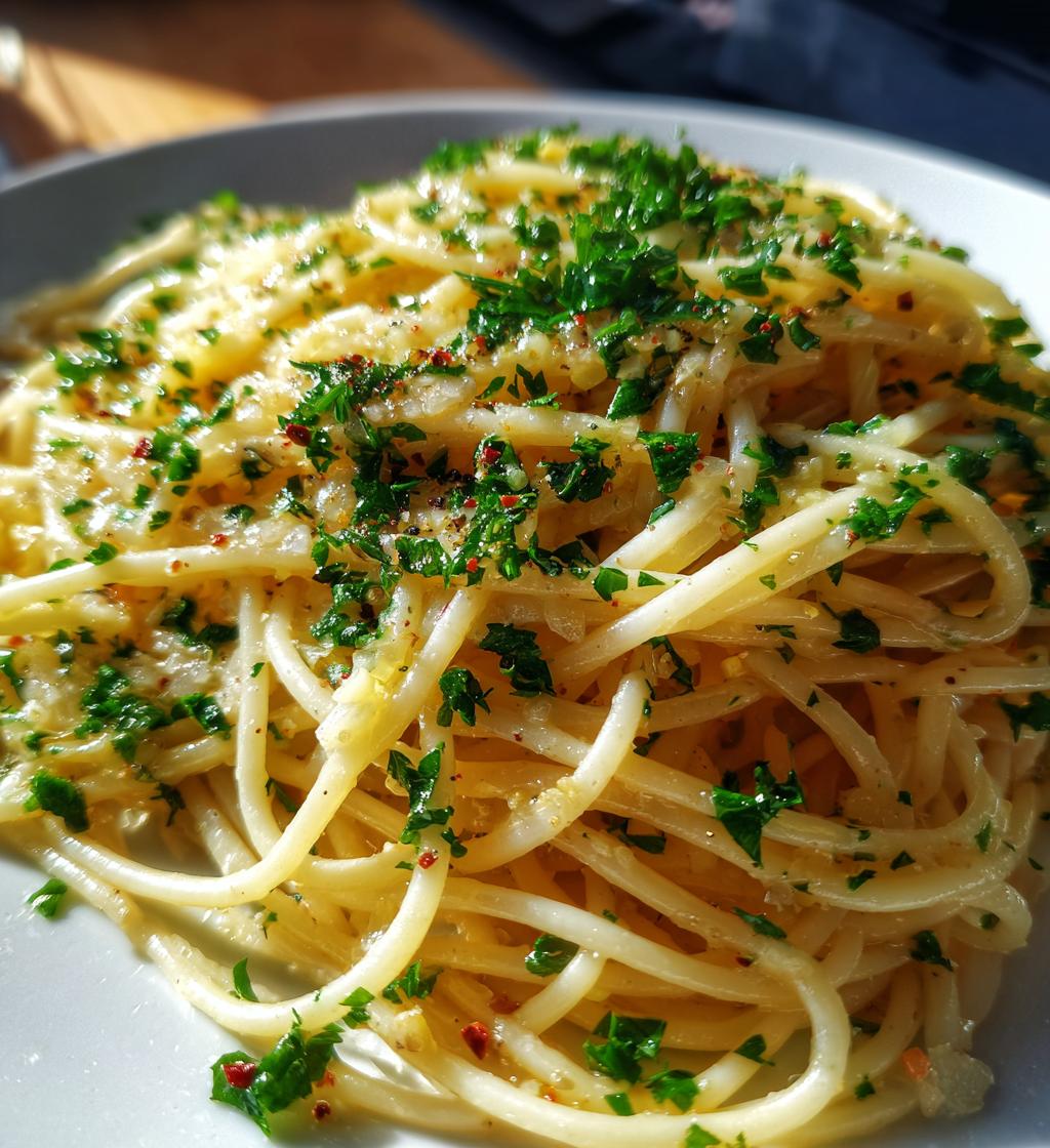 spaghetti with garlic and oil - detail 1