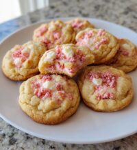 strawberry crunch cheesecake stuffed cookies