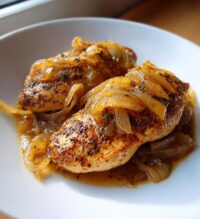 skillet chicken in onion sauce