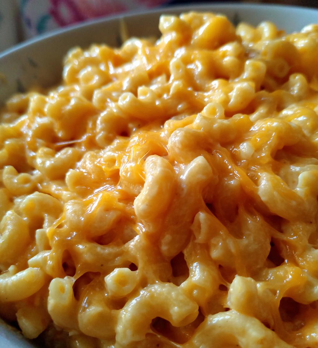 slow cooker mac and cheese - detail 1
