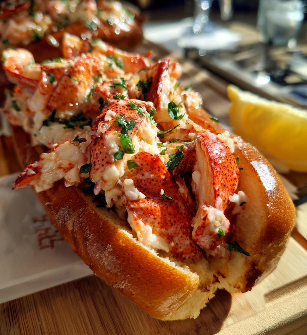 connecticut style lobster roll